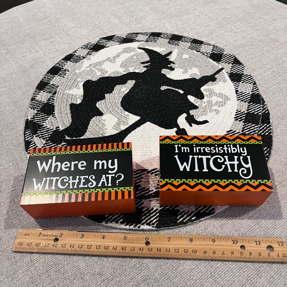 Set of 2 witch placements and 2 wooden signs